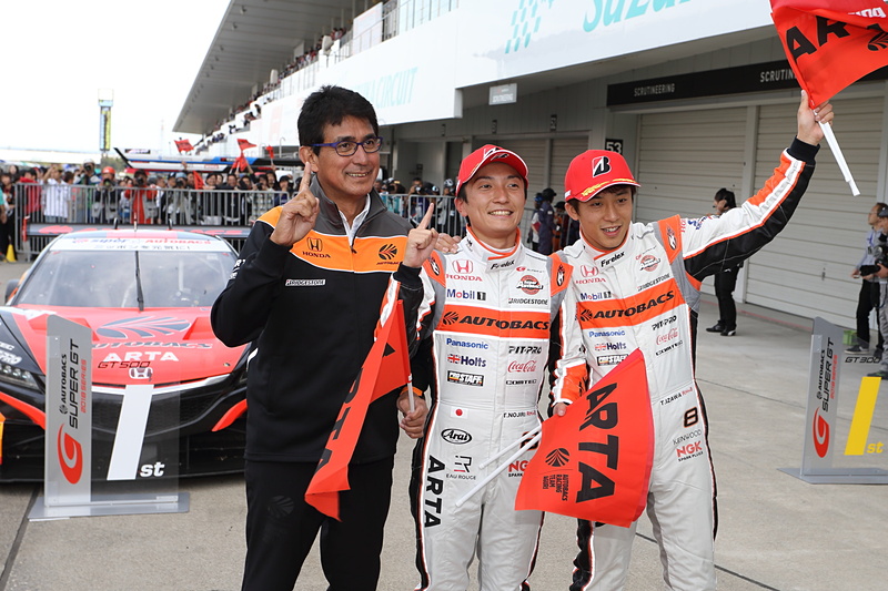 優勝を喜ぶARTAチーム。左から鈴木亜久里監督、野尻智紀選手、伊沢拓也選手