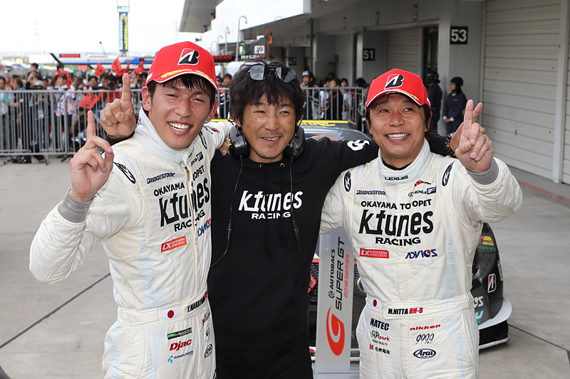 写真左から、中山雄一選手、影山正彦監督、新田守男選手