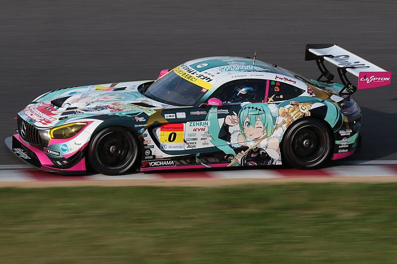 0号車 グッドスマイル 初音ミク AMG（谷口信輝/片岡龍也組、YH）。タイヤ無交換により終盤はトップに立ち、ハンデも重く不利な状況ながらほかのクルマを押さえ込んだ谷口信輝選手。最後はタイヤが力尽きたのか8位