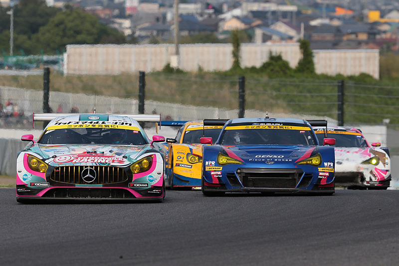 0号車 グッドスマイル 初音ミク AMG（谷口信輝/片岡龍也組、YH）を先頭に繰り広げられた2位争い。GT300クラスは熾烈な2位争いが繰り広げられた