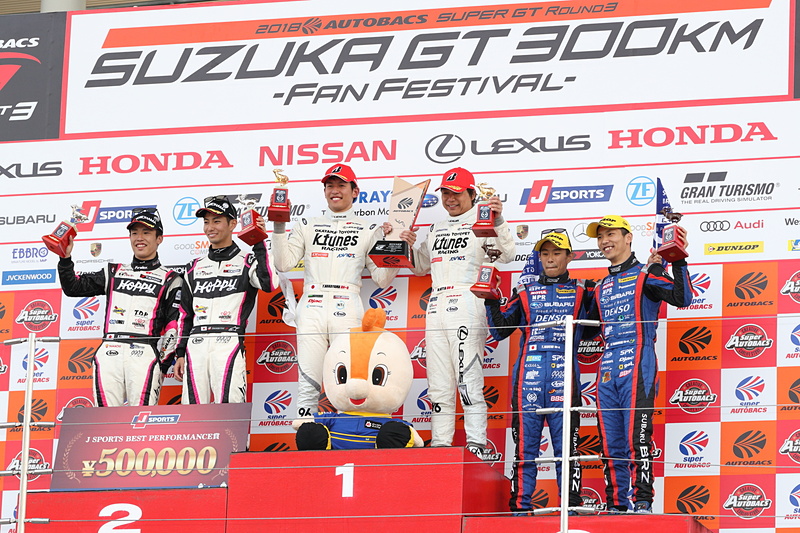 GT300クラスの表彰台
