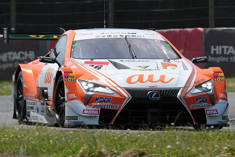 5位は36号車 au TOM'S LC500（中嶋一貴/関口雄飛組、BS）。ファイナルラップのシケインで関口雄飛選手が12号車に挑むもののオーバースピードで抜ききれず。その果敢なアタックは見るものの心を熱くする