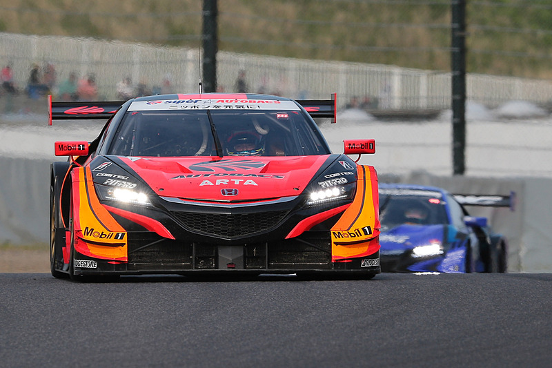8号車 ARTA NSX-GT（野尻智紀/伊沢拓也組、BS）と100号車 RAYBRIG NSX-GT（山本尚貴/ジェンソン・バトン組、BS）のトップ争い