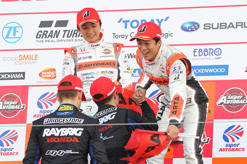 NSX-GTの1-2フィニッシュを喜び合う