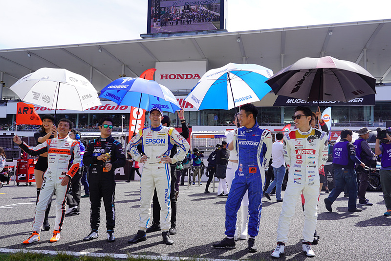 スタート前の一コマ。予選で好調だったNSX-GTのドライバーたち