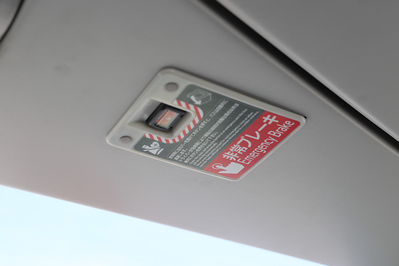 左右の客席最前列上部にEDSSを作動させるスイッチを搭載