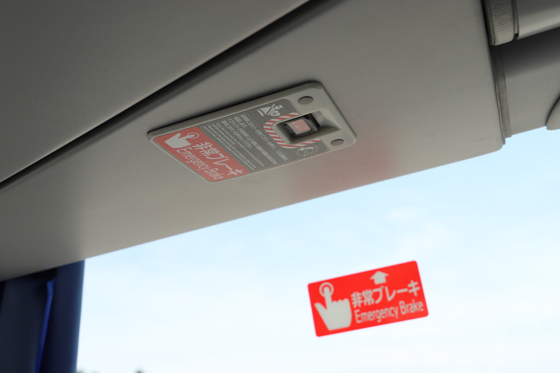 左右の客席最前列上部にEDSSを作動させるスイッチを搭載