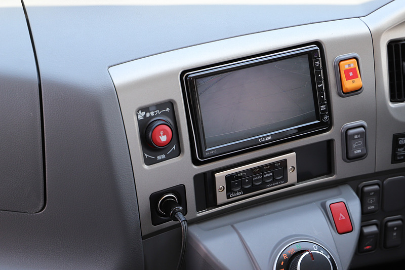 運転席のEDSS用スイッチはナビゲーションの左横