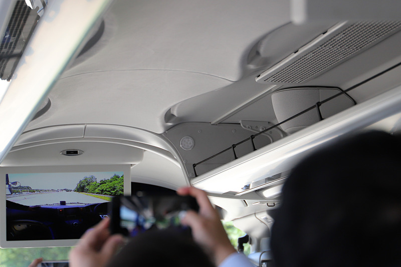 システム作動時に赤色に点滅するフラッシャーを車内前方に装備