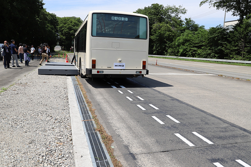 フラットホームまで専用誘導線を敷設