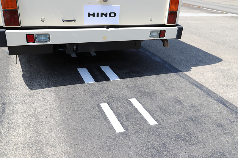 減速ポイントなどを示す起点部は、通常部よりも誘導線の幅が少し太くなっている