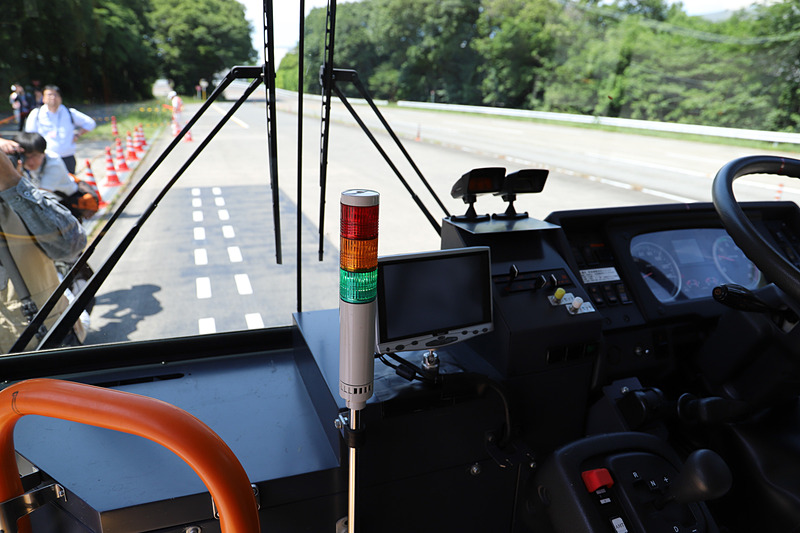 運転席には専用誘導線を認識しているかどうかが分かるランプが設置されている。誘導線を認識可能な状態の場合は緑色に点灯。誘導線を認識すると緑色の点滅に変わる