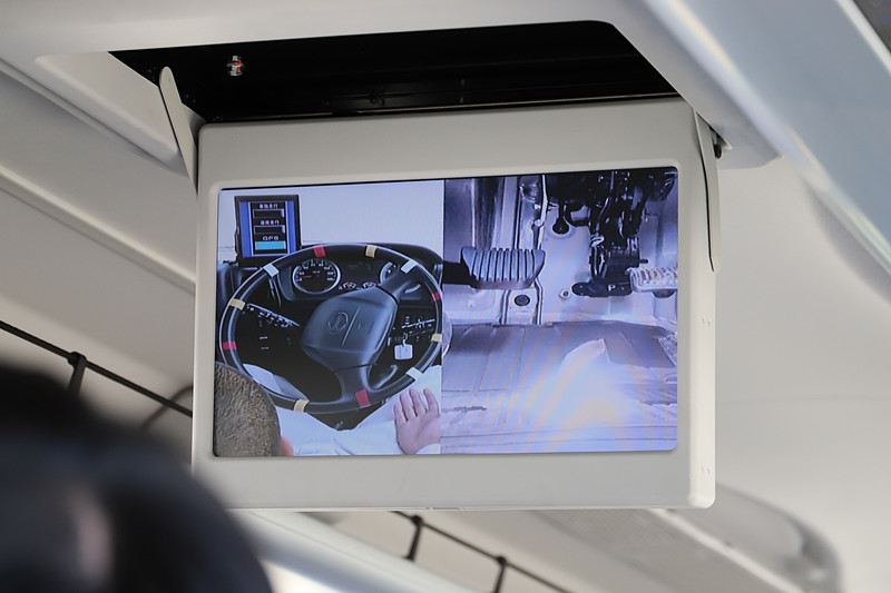 後続のトラックはドライバーがステアリングに触れることなくカーブを曲がったり、車線変更したりしていた