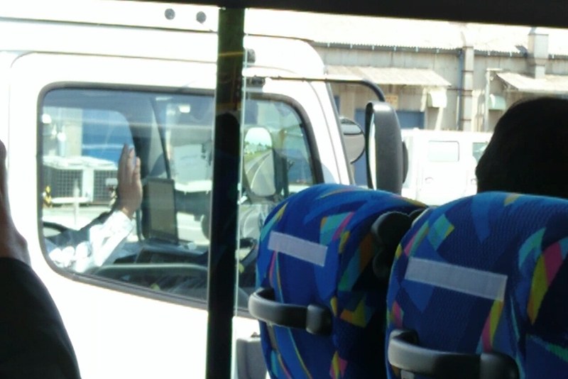 後続のトラックはドライバーがステアリングに触れることなくカーブを曲がったり、車線変更したりしていた