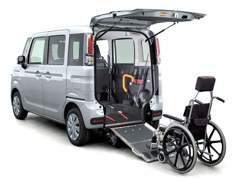 リアバンパーと連動する「テールゲート一体型スロープ」を採用。写真の「リアシート付」ではベンチタイプの折りたたみ式リアシートを備え、車いすを搭載しない場合は4人乗車が可能