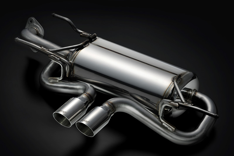 テールパイプ部にSTIのロゴが刻印されている