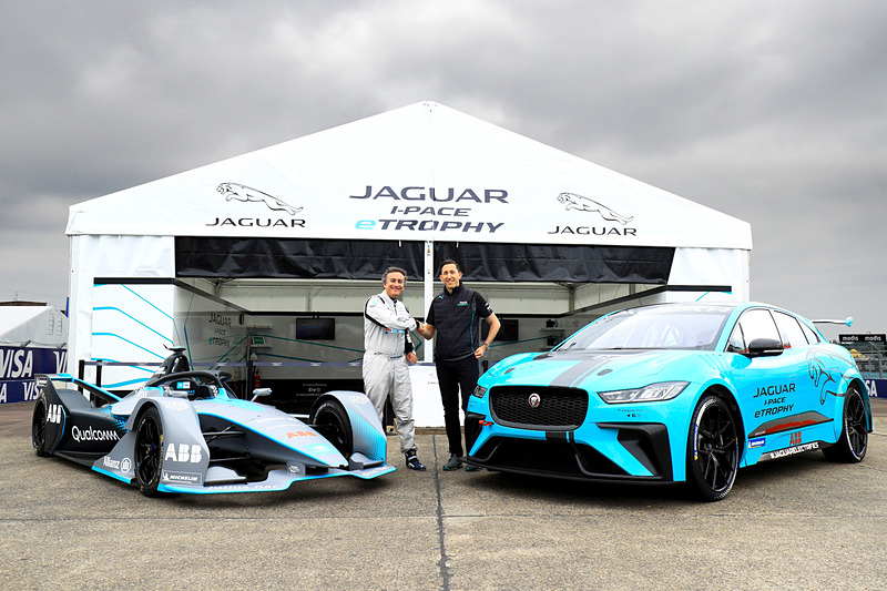 フォーミュラE選手権 第9戦 ベルリン・グランプリのコースで初公開された「Jaguar I-PACE eTROPHY」のレースカー（右）