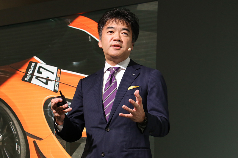 マクラーレン セナについて説明する正本氏