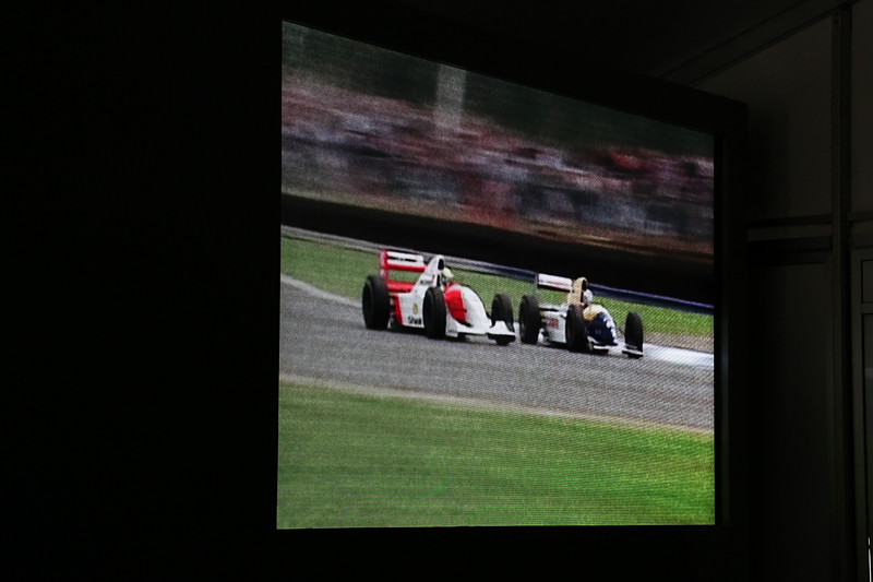 会場ではアイルトン・セナ選手がマクラーレンのF1マシンをドライブし、果敢なチャレンジで勝利を目指すシーンをムービーで紹介。チャレンジし続ける点を共通するDNAであるとした