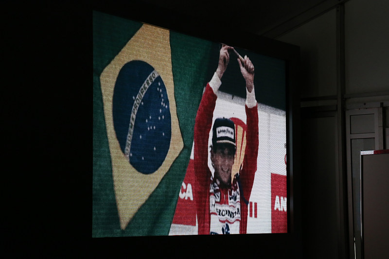 会場ではアイルトン・セナ選手がマクラーレンのF1マシンをドライブし、果敢なチャレンジで勝利を目指すシーンをムービーで紹介。チャレンジし続ける点を共通するDNAであるとした