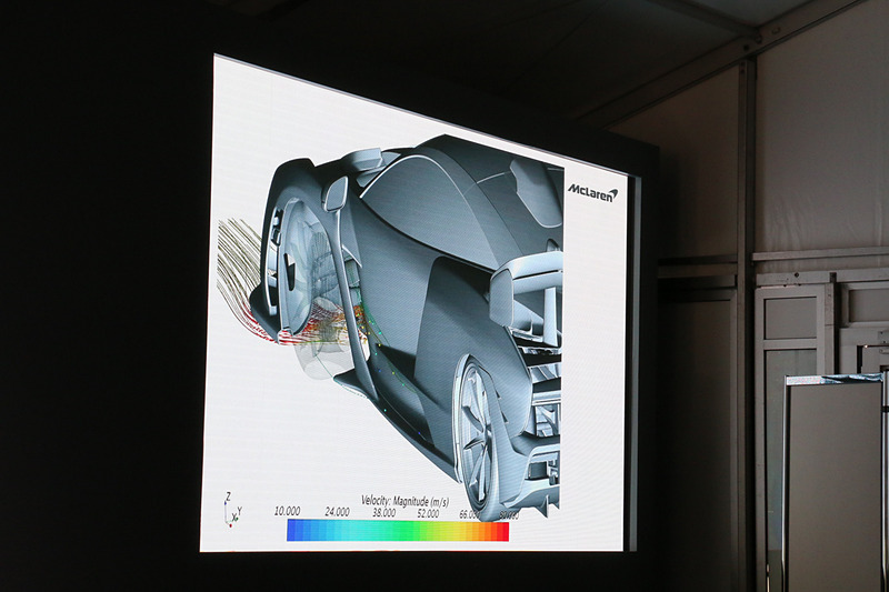 エアロダイナミクスについては、実際の開発で使用したCFDのモデルデータを紹介。ボディ周辺の空気を乱すことなく後方に流しつつ、強力なストッピングパワーを生み出すブレーキ、800PS/800N･mを発生するエンジンなどを効果的にクーリングする設計としている
