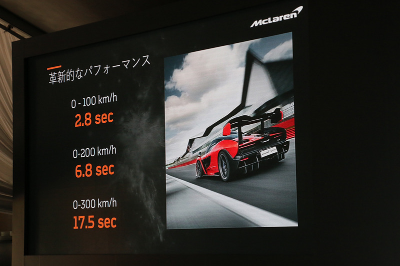 7速SSG（シームレスシフト・ギヤボックス）で後輪を駆動し、0-100km/h加速2.8秒、0-200km/h加速6.8秒、0-300km/h加速17.5秒をマーク
