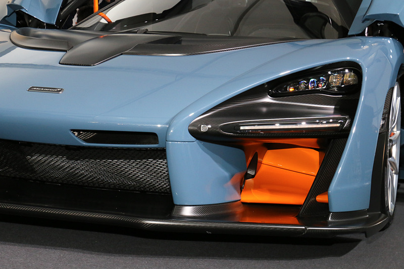 フロント側ではヘッドライト下に「アクティブ・フロント・エアロブレード」を設置。走行状況に合わせて内側2枚のフィンが開閉し、ドラッグとダウンフォース、クーリングなどの状態を変化させる