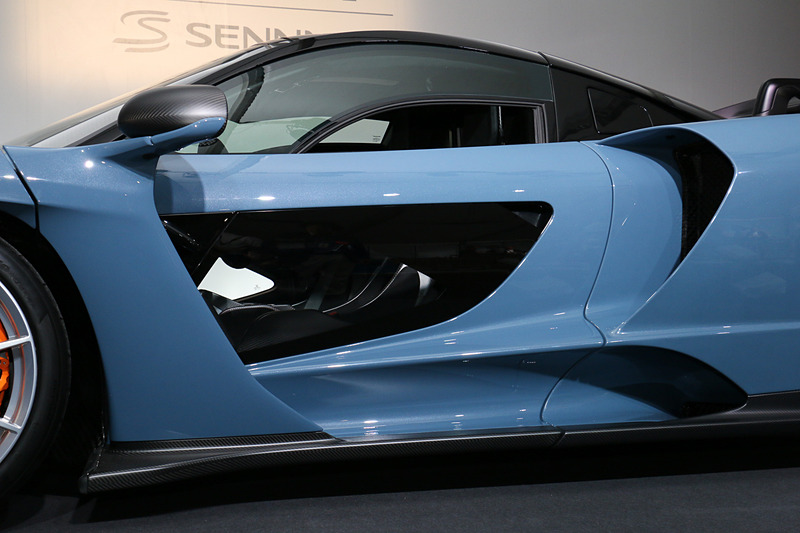 サイドインテークはエンジンルームのクーリングのほか、ボディ内に空気を通すことで乱気流を抑える役割も持つ