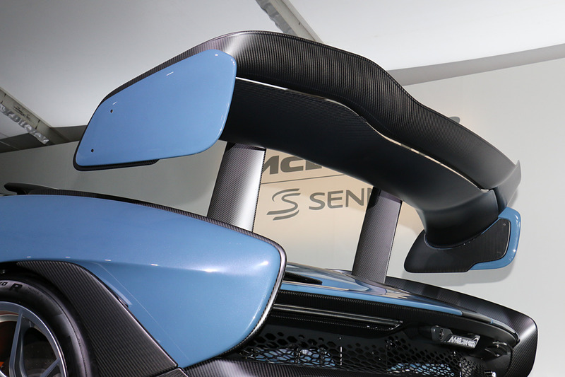 スワンネック型の大型リアウイングは、支柱の内側に油圧ピストンを設置してウイング面をすばやく角度変更できるようにした