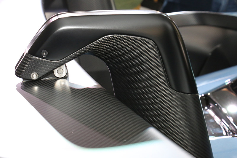 スワンネック型の大型リアウイングは、支柱の内側に油圧ピストンを設置してウイング面をすばやく角度変更できるようにした