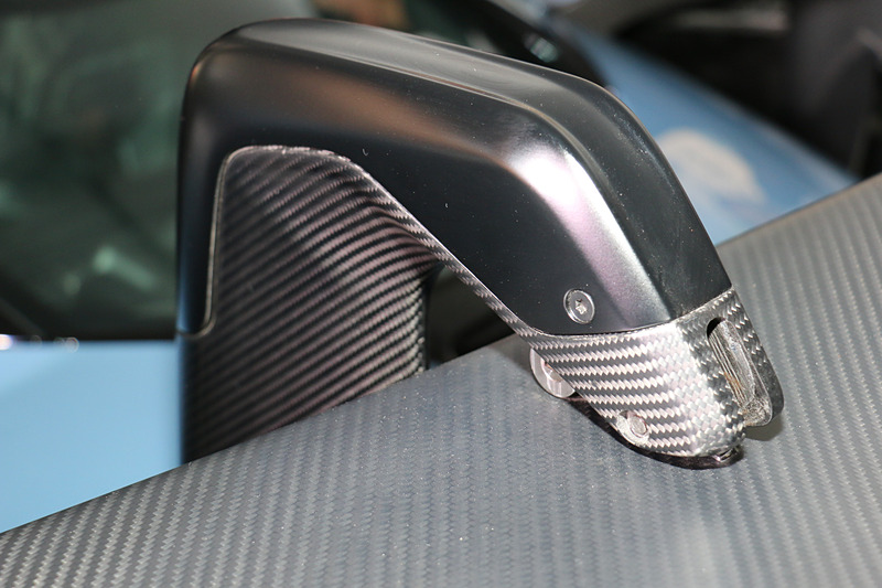 スワンネック型の大型リアウイングは、支柱の内側に油圧ピストンを設置してウイング面をすばやく角度変更できるようにした