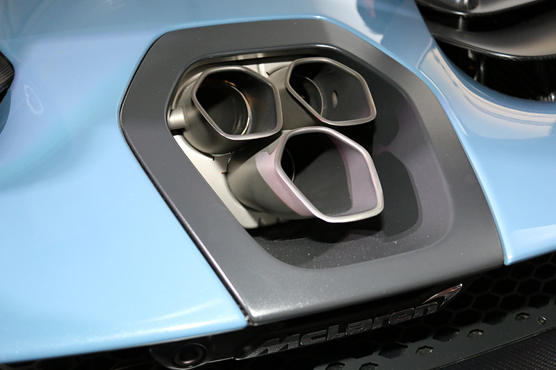 六角形スタイルの“スラッシュカット”エキゾーストパイプの配置は、「最も効率的で効果的なソリューション」とのこと