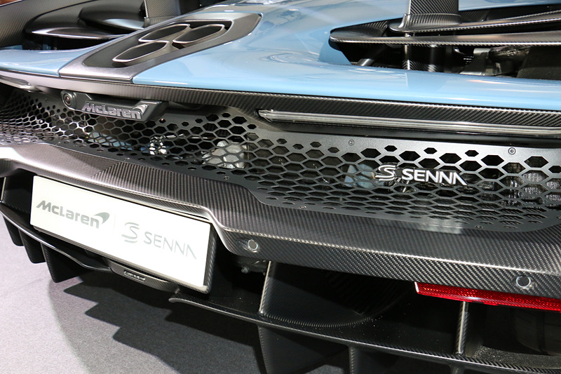 エアフローを重視して開口部の多いリアエンド。ハニカムメッシュのパネルに「SENNA」のロゴマークを設定