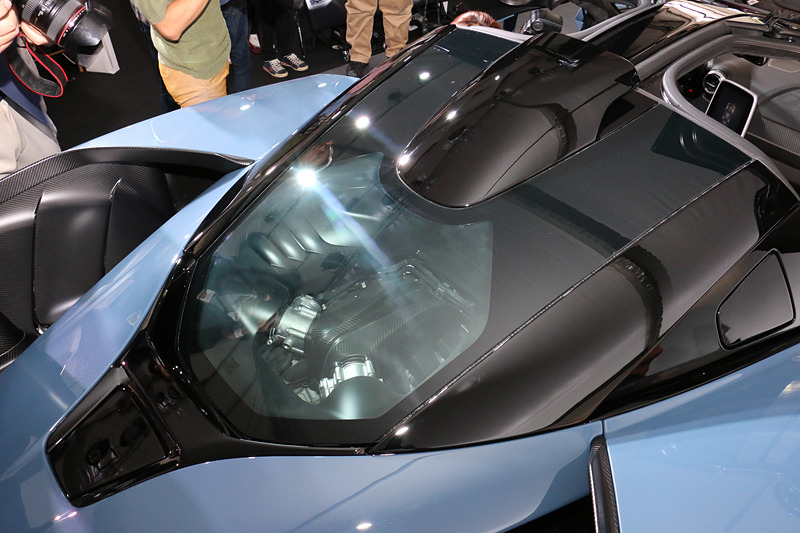 クリアタイプのハッチ下にV型8気筒4.0リッターツインターボエンジンを搭載