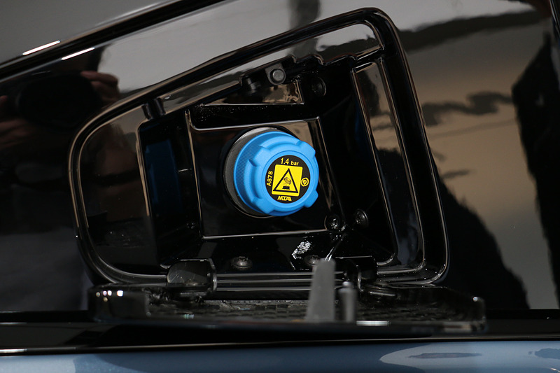 ドアウィンドウ後方にあるリッドは、右側がラジエターフルード用、左側が給油口となっている