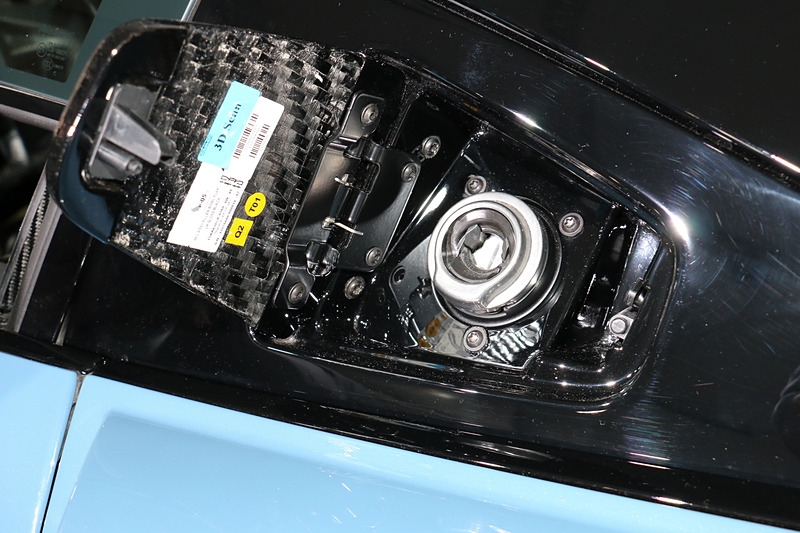 ドアウィンドウ後方にあるリッドは、右側がラジエターフルード用、左側が給油口となっている