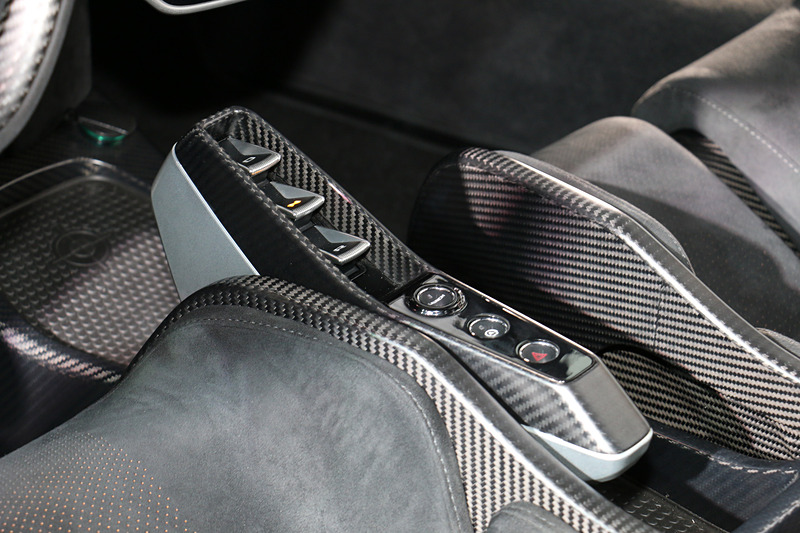 センターコンソールの「アクティブ・ダイナミック・パネル」で「コンフォート」「スポーツ」「トラック」の3種類でハンドリング・パラメーターを管理