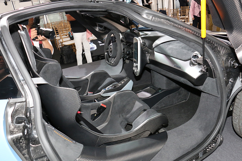 軽量化のポイントにもなっているバケットシート。カーボンシェルの上に体圧分散を計算してクッションを設置。また、レーシングスーツの着用を想定して、高いクーリング性も与えている