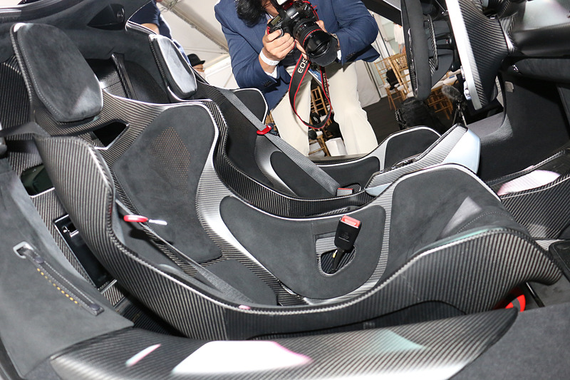 軽量化のポイントにもなっているバケットシート。カーボンシェルの上に体圧分散を計算してクッションを設置。また、レーシングスーツの着用を想定して、高いクーリング性も与えている