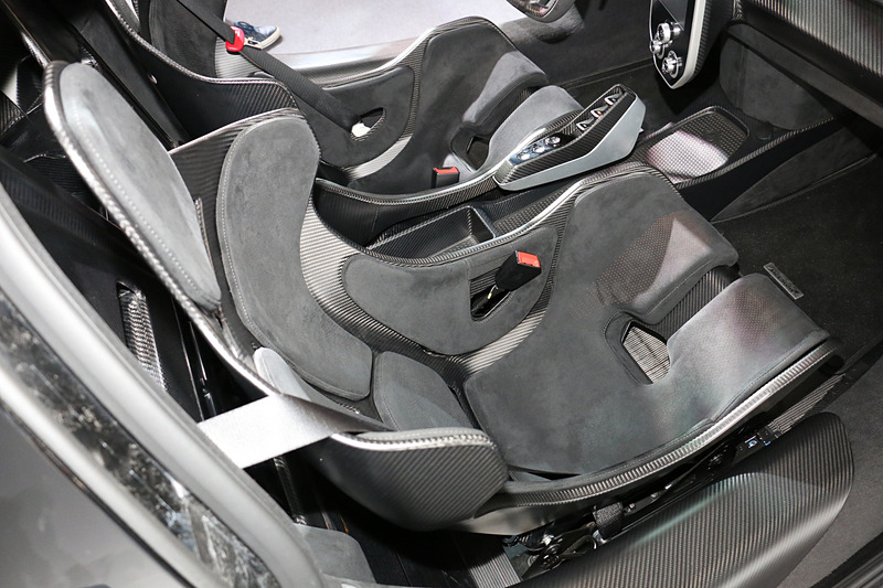 軽量化のポイントにもなっているバケットシート。カーボンシェルの上に体圧分散を計算してクッションを設置。また、レーシングスーツの着用を想定して、高いクーリング性も与えている