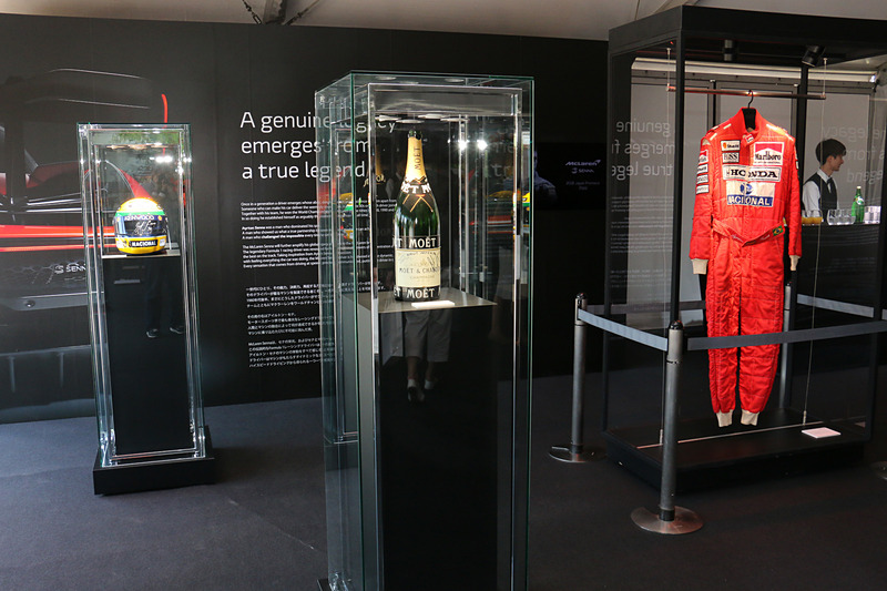 会場ではアイルトン・セナゆかりのヘルメットやレーシングスーツなどを展示