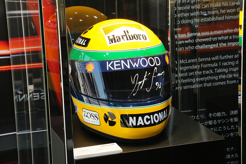 会場ではアイルトン・セナゆかりのヘルメットやレーシングスーツなどを展示