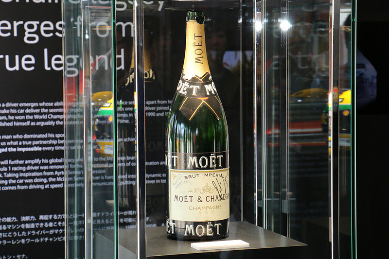 MOET製シャンパンの空き瓶には複数のサインが入っている