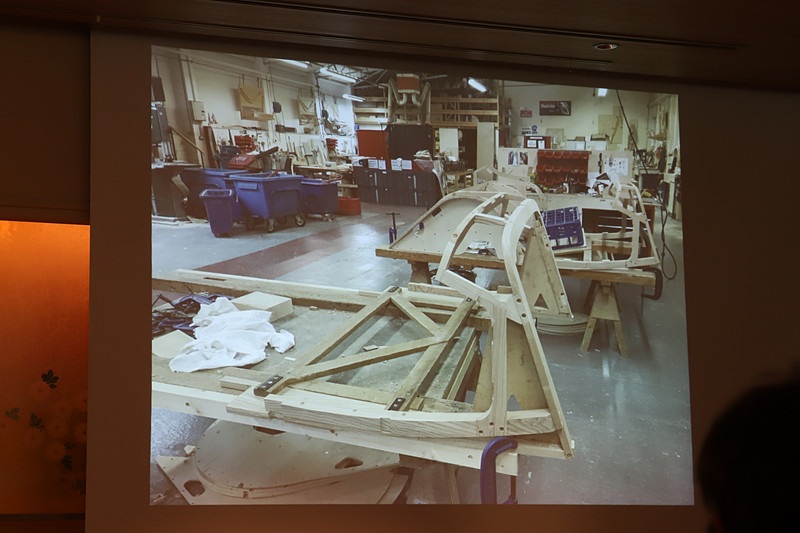 モーガン車に使われているアッシュ材は、3枚を重ねてボンドで接着。3～4時間程プレス機に入れて、形を作っている