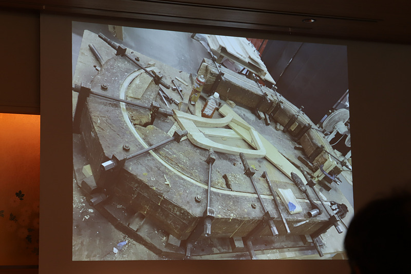 モーガン車に使われているアッシュ材は、3枚を重ねてボンドで接着。3～4時間程プレス機に入れて、形を作っている