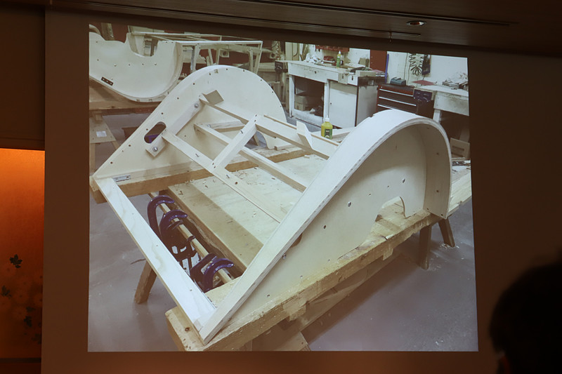 モーガン車に使われているアッシュ材は、3枚を重ねてボンドで接着。3～4時間程プレス機に入れて、形を作っている