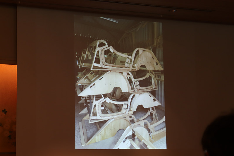 全てのフレームが完成したら腐り止めの液剤に漬け、乾燥させる