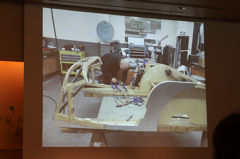 乾燥後、工場で木のフレームの上にアルミを手作業で貼っていく。なお、アルミの部分は釘で止めているとのこと