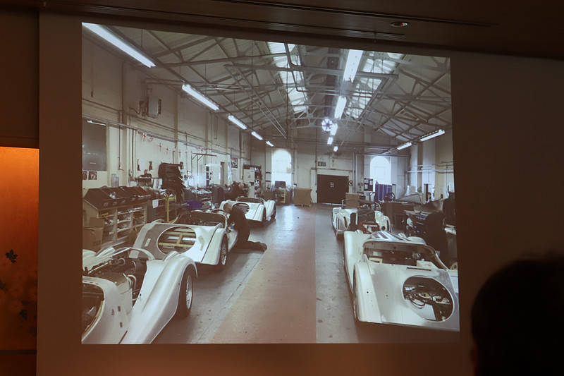 木のフレームとアルミボディ、スチールシャシーの全てを組み上げてフィッティングを行ない、再度分解して塗装を行なう。「その場でペンキを塗るので、好きな色を塗れます」とガーディナー氏