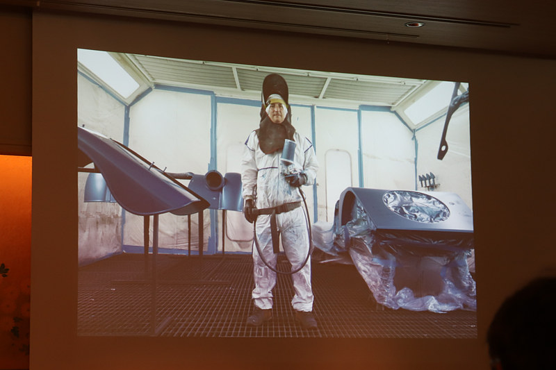 木のフレームとアルミボディ、スチールシャシーの全てを組み上げてフィッティングを行ない、再度分解して塗装を行なう。「その場でペンキを塗るので、好きな色を塗れます」とガーディナー氏